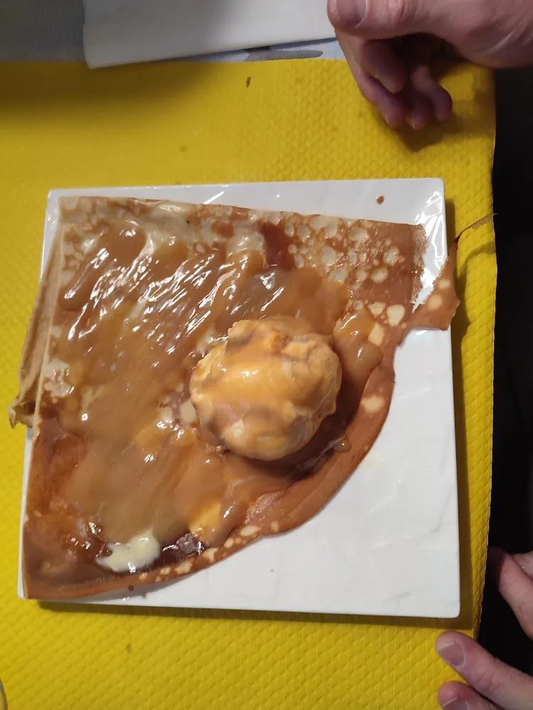 Crêpe Caramel Beurre Salé Maison Et Boule de Glace Vanille